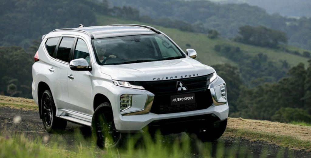 Mitsubishi Pajaro Sport driving